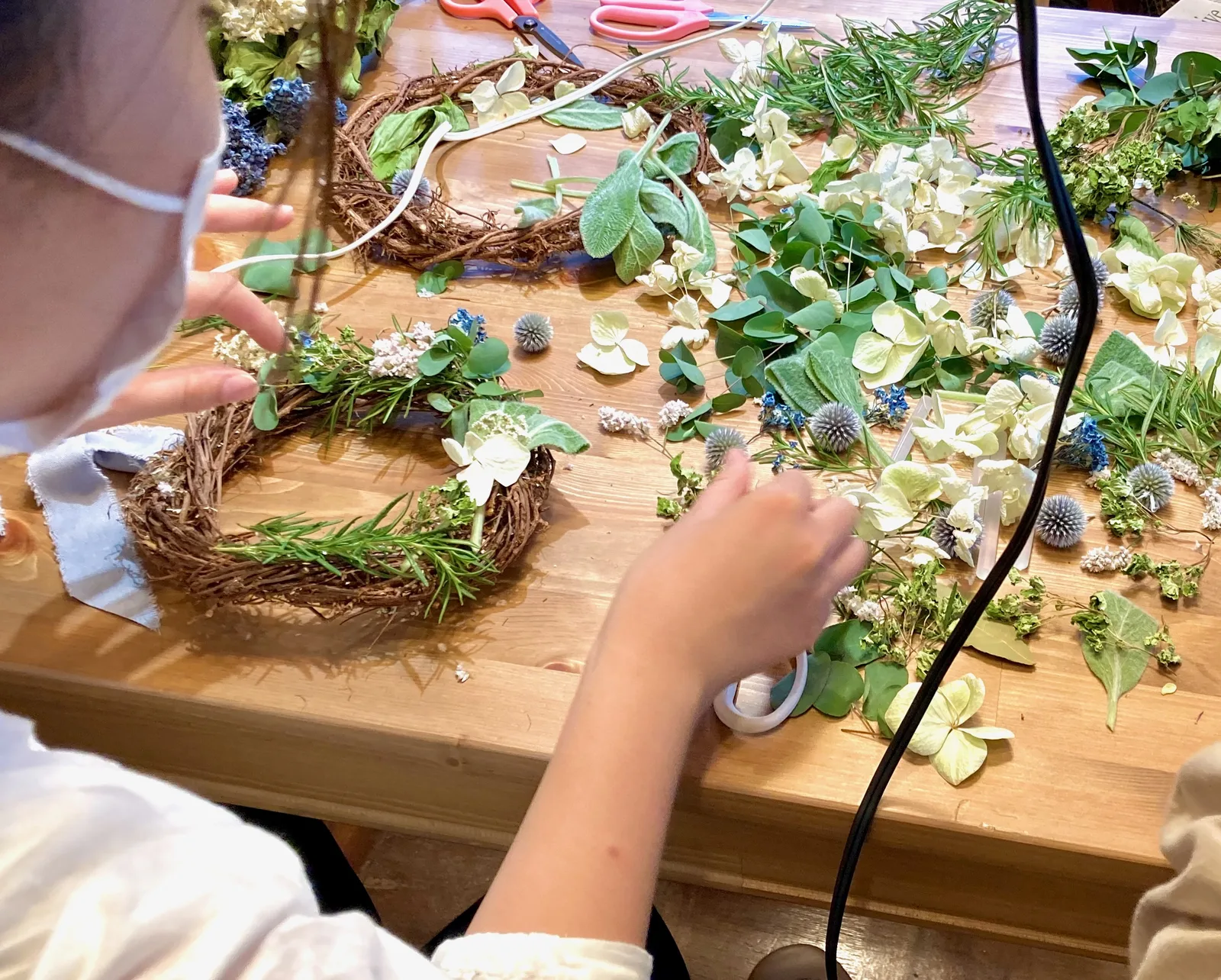 植物を囲んで作品を制作するフラワーレッスンの様子